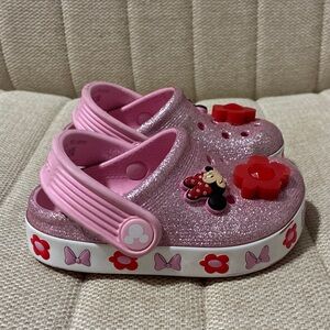 Crocs Disney Minnie Mouse pink glitter.